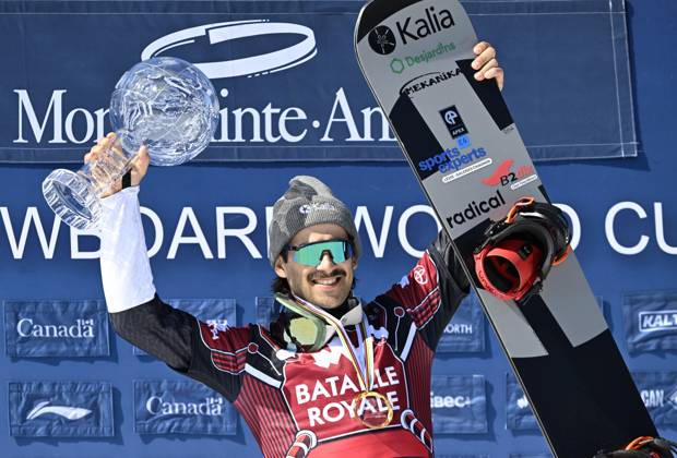 Bilder des Jahres 2024, Sport 03 März Sport Themen der Woche KW12 Sport Bilder des Tages March 24, 2024, Beaupre, Pq, Canada: Eliot Grondin of Sainte-Marie, Que. raises the Crystal Globe as the seasonöÄÃ s overall winner, Sunday, March 24, 2024 at the FIS snowboard cross world cup event in Beaupre, Que. Eliot Grondin - ZUMAc35_ 20240324_zaf_c35_037 Copyright: xJacquesxBoissinotx