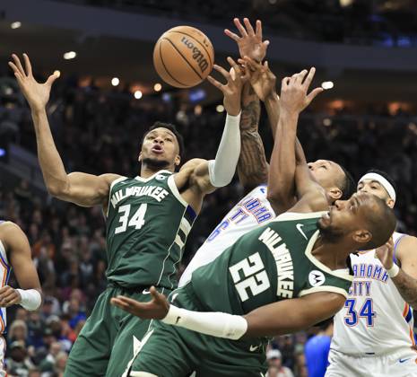 Bilder des Jahres 2024, Sport 03 März Sport Themen der Woche KW12 Sport Bilder des Tages (240325) -- MILWAUKEE, March 25, 2024 -- Milwaukee Bucks Giannis Antetokounmpo (L) and Khris Middleton (R) vie with Oklahoma City Thunder s Jaylin Williams during NBA, Basketball Herren, USA regular season game between Oklahoma City Thunder and Milwaukee Bucks in Milwaukee, the United States, on March 24, 2024. ) (SP)U.S.-MILWAUKEE-BASKETBALL-NBA-MILWAUKEE BUCKS VS OKLAHOMA CITY THUNDER JoelxLerner 