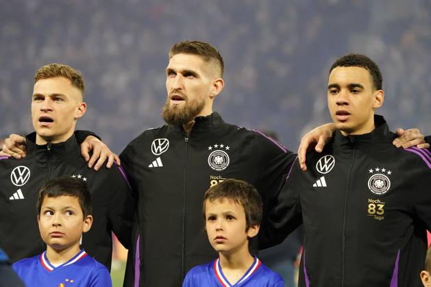 Fussball, Freundschaftsspiel, Länderspiel, Testspiel, Frankreich-Deutschland, 23.03.2024, Groupama Stadium Lyon Joshua Kimmich, Robert Andrich, Jamal Musiala alle Deutschland, Nationalhymne singen