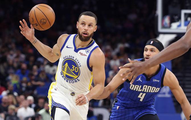 March 27, 2024, Orlando, FL - Florida, USA: The Golden State Warriors Stephen Curry (30) bobbles a pass as he s defended by the Orlando Magic s Jalen Suggs (4) at the Kia Center on Wednesday, March 27, 2024, in Orlando, Florida. Orlando USA - ZUMAm67_ 0442592975st Copyright: xStephenxM.xDowellx