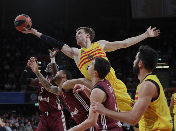 Bilder des Jahres 2024, Sport 03 März Sport Themen der Woche KW13 Sport Bilder des Tages Barcelonas 6 VESELY ueber Bayerns 9 Isaac BONGA, Bayerns 0 Nick WEILER-BABB und Bayerns 11 Vladimir LUCIC. Basketball, Bayern - Barcelona. Basketball Euroleague, FC Bayern Basketball - FC Barcelona, Barca 32.Spieltag, Saison 2023-2024, 28.03.2024, in Muenchen, Deutschland, B M W P A R K. Quelle Copyright Credit : Oryk HAIST