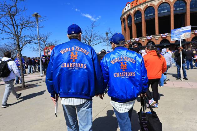 MLB, Baseball Herren, USA Opening Day - Brewers Vs Mets Fans are waiting in line to enter the ballpark before the start of the baseball season on Opening Day between the Milwaukee Brewers at Citi Field in New York City, NY, on March 28, 2024. New York N.Y. United States  Copyright: xGordonxDonovanx originalFilename:donovan-milwauke240328_np21M.jpg