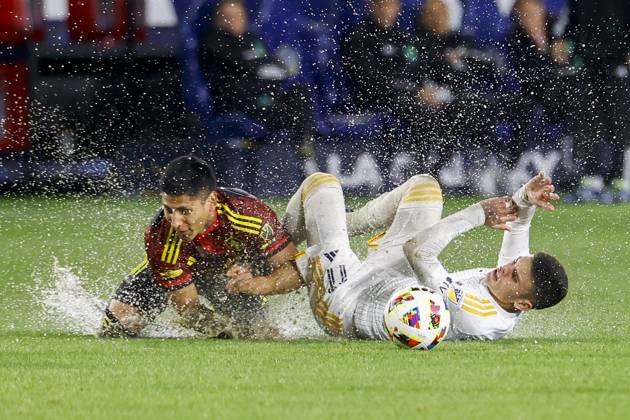 Bilder des Jahres 2024, Sport 03 März Sport Themen der Woche KW13 March 30, 2024, Carson, California, USA: LA Galaxy s GABRIEL PEC, right, and Seattle Sounders RAUL MARIO RUIDIAZ vie for the ball during an MLS, Fussball Herren, USA soccer match at Dignity Health Sports Park in Carson, Calif. Carson USA - ZUMAc68_ 20240330_zaf_c68_016 Copyright: xRingoxChiux