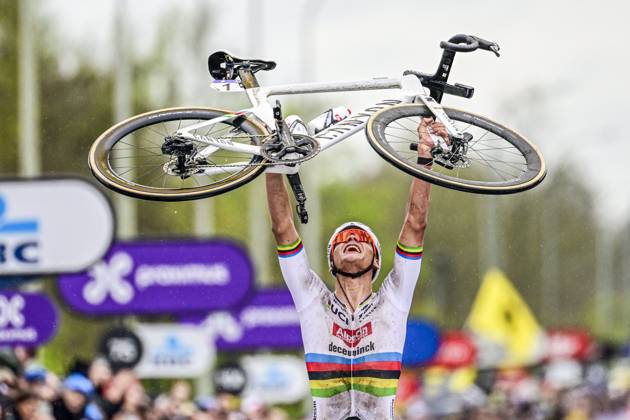 Bilder des Jahres 2024, Sport 03 März Sport Themen der Woche KW13 Sport Bilder des Tages Tour of Flanders 2024 Cycling Race OUDENAARDE, BELGIUM - MARCH 31 : Van Der Poel Mathieu (NED) of Alpecin-Deceuninck celebrating his victory during the UCI World Tour Flanders Classics 108th Ronde Van Vlaanderen, a cycling race with start in Antwerpen and finish in Oudenaarde on March 31, 2024 in Oudenaarde, Belgium, 31 03 2024 ( Motordriver Kenny Verfaillie - Oudenaarde Belgium  Copyright: xPeterxDexVoechtx