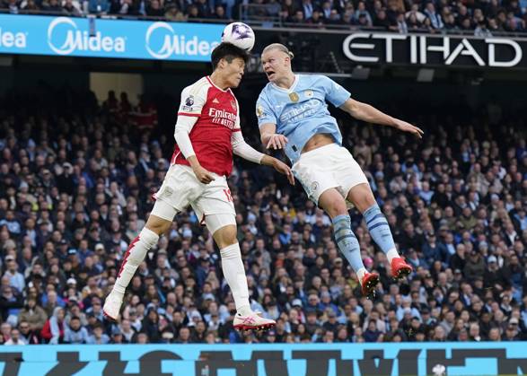 Bilder des Jahres 2024, Sport 03 März Sport Themen der Woche KW13 Sport Bilder des Tages Manchester, England, 31st March 2024. Takehiro Tomiyasu of Arsenal challenges Erling Haaland of Manchester City during the Premier League match at the Etihad Stadium, Manchester. Picture credit should read: Andrew Yates Sportimage EDITORIAL USE ONLY. No use with unauthorised audio, video, data, fixture lists, club league logos or live services. Online in-match use limited to 120 images, no video emulation. No use in betting, games or single club league player publications. SPI-3047-0042