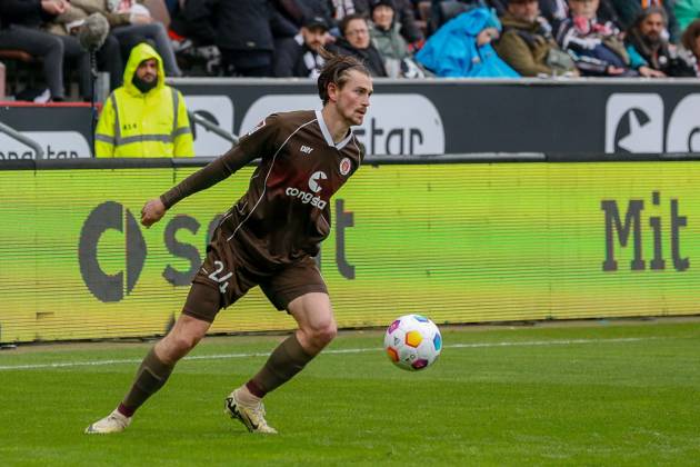 Connor Metcalfe ( Pauli ) am Ball Deutschland , Hamburg Millerntorstadion , Fussball , Bundesliga , 2. Fussball Bundesliga , FC St Pauli - SC Paderborn