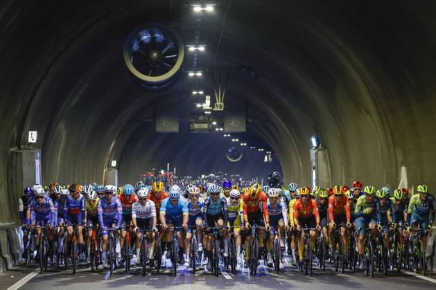 Bilder des Jahres 2024, Sport 04 April Sport Themen der Woche KW14 Sport Bilder des Tages Scheldeprijs 2024 SCHOTEN, BELGIUM - APRIL 03 : Illustration picture of the peloton pictured in a tunnel during the Scheldeprijs 2024 cycling race for elite men with start in Terneuzen and finish in Schoten on April 3, 2024 in Schoten, Belgium, 03 04 2024 Schoten Belgium  Copyright: xJanxDexMeuleneirx