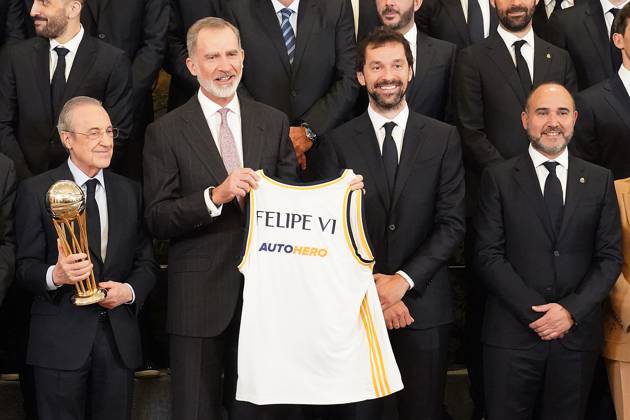 Bilder des Jahres 2024, Sport 04 April Sport Themen der Woche KW14 Sport Bilder des Tages King Felipe VI of Spain with Florentino Perez, Sergio Llull and the coach Chus Mateo during the audience with the members of the Real Madrid basketball team, champion of the 88th edition of the ˜Copa del Rey™. April 3,2024. (20240403273)