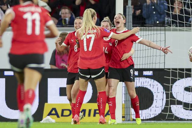Bilder des Jahres 2024, Sport 04 April Sport Themen der Woche KW14 Sport Bilder des Tages Eileen Campbell (Austria) bejubelt seinen Treffer mit den Teamkollegen, UEFA Womens European Qualifiers - Group A4, Austria vs Germany, Oberoesterreich Arena, 05.04.2024, Linz, Oesterreich.