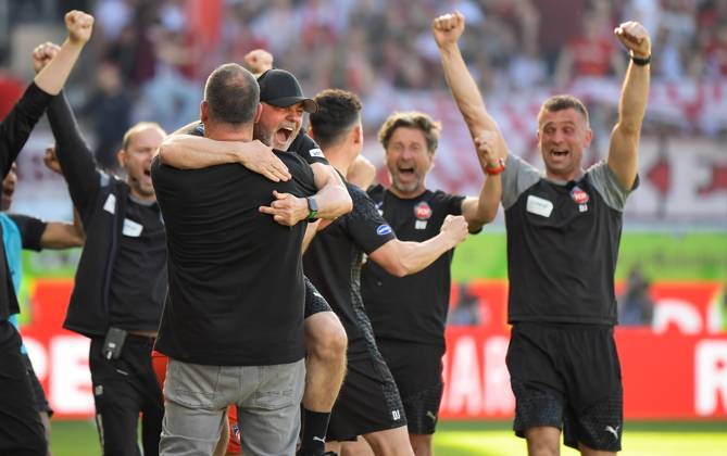 Bilder des Jahres 2024, Sport 04 April Sport Themen der Woche KW14 Sport Bilder des Tages 06.04.2024, xemx, Fussball 1.Bundesliga, 1.FC Heidenheim - Bayern München emspor, v.l. Mannschaft, Spieler, jubeln nach Spielende, celebrate at the end of the match (DFL DFB REGULATIONS PROHIBIT ANY USE OF PHOTOGRAPHS as IMAGE SEQUENCES and or QUASI-VIDEO) Heidenheim