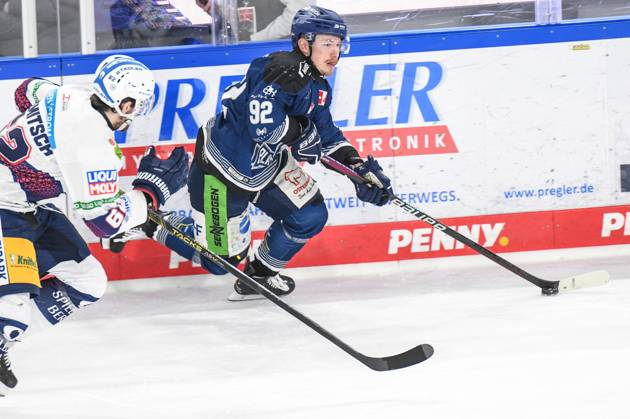 Straubing Tigers vs. Grizzlys Wolfsburg, Eishockey, Deutsche Eishockey Liga, Penny DEL, 3.Spieltag Playoffs Viertelfinale, Saison 2022 2023, 19.03.2023 Marcel Brandt (Straubing Tigers) an der Bande gegen Thomas Schemitsch (Eisbären Eisbaeren Berlin), Eishockey Herren, Deutsche Eishockey Liga, Penny DEL, PlayOffs Halbfinale, 4. Spieltag, Saison 2023 2024 am 07.04.2024 im Eisstadion am Pulverturm, Straubing Tigers (blau) gegen Eisbären Eisbaeren Berlin (weiss)