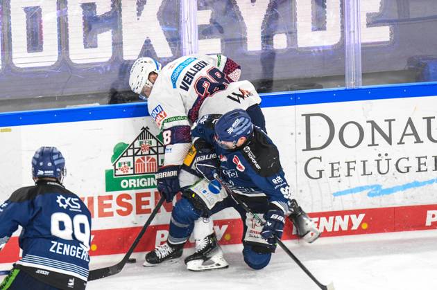 Straubing Tigers vs. Grizzlys Wolfsburg, Eishockey, Deutsche Eishockey Liga, Penny DEL, 3.Spieltag Playoffs Viertelfinale, Saison 2022 2023, 19.03.2023 Marcel Brandt (Straubing Tigers) an der Bande mit Yannick Veilleux (Eisbären Eisbaeren Berlin), Eishockey Herren, Deutsche Eishockey Liga, Penny DEL, PlayOffs Halbfinale, 4. Spieltag, Saison 2023 2024 am 07.04.2024 im Eisstadion am Pulverturm, Straubing Tigers (blau) gegen Eisbären Eisbaeren Berlin (weiss)