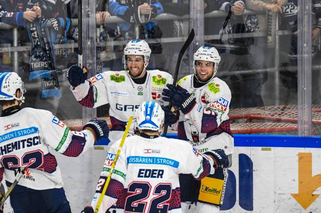 Straubing Tigers vs. Grizzlys Wolfsburg, Eishockey, Deutsche Eishockey Liga, Penny DEL, 3.Spieltag Playoffs Viertelfinale, Saison 2022 2023, 19.03.2023 Frederik Tiffels, Tobias Eder und Thomas Schemitsch (Eisbären Eisbaeren Berlin) bejubeln den Treffer, Eishockey Herren, Deutsche Eishockey Liga, Penny DEL, PlayOffs Halbfinale, 4. Spieltag, Saison 2023 2024 am 07.04.2024 im Eisstadion am Pulverturm, Straubing Tigers (blau) gegen Eisbären Eisbaeren Berlin (weiss)