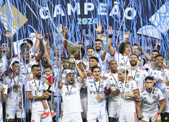 Bilder des Jahres 2024, Sport 04 April Sport Themen der Woche KW14 Sport Bilder des Tages Rio de Janeiro, Brazil, March 30th 2024: Flamengo players celebrate with trophy after winning the Campeonato Carioca Final between Flamengo and Nova Iguacu at the Maracana stadium in Rio de Janeiro, Brazil. (Andre Ricardo Sports Press Photo SPP) Copyright: xAndrexRicardox xSportsxPressxPhotox xSPPx spp-en-AnRiSpPrPh-andrericardo070424-56
