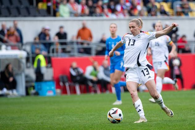 Elisa Senß (Deutschland, 13) am Ball, GER, Deutschland (GER) vs Island (ISL), UEFA Womens Qualifier Euro 2025, Nationalmannschaft, Liga A, Gruppe 4, 2. Spieltag, 09.04.2024 GER, Deutschland vs Island, UEFA Womens Qualifier Euro 2025, Nationalmannschaft, Liga A, Gruppe 4, 2. Spieltag, 09.04.2024 Aachen Copyright: xEibner-Pressefoto Memmlerx EP_MMR