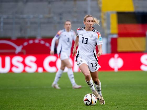Elisa Senß (Deutschland, 13) am Ball, GER, Deutschland (GER) vs Island (ISL), UEFA Womens Qualifier Euro 2025, Nationalmannschaft, Liga A, Gruppe 4, 2. Spieltag, 09.04.2024 GER, Deutschland vs Island, UEFA Womens Qualifier Euro 2025, Nationalmannschaft, Liga A, Gruppe 4, 2. Spieltag, 09.04.2024 Aachen Copyright: xEibner-Pressefoto Memmlerx EP_MMR