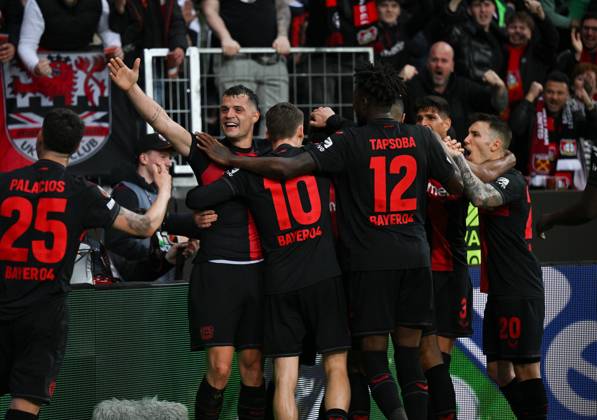 Jubel 1:0 v.li., Granit Xhaka (Bayer 04 Leverkusen), Florian Wirtz (Bayer 04 Leverkusen), Edmond Tapsoba (Bayer 04 Leverkusen), Jonas Hofmann (Bayer 04 Leverkusen), verd., Piero Hincapie (Bayer 04 Leverkusen), Alejandro Grimaldo (Bayer 04 Leverkusen) 11.04.2024, Fussball Europa League, Saison 2023 2024, Viertelfinale Hinspiel, Bayer 04 Leverkusen - West Ham United Leverkusen BayArena Nordrhein Westfalen Deutschland