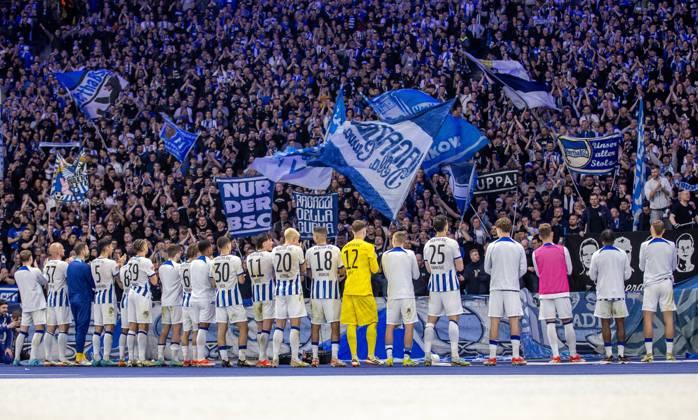 Bilder des Jahres 2024, Sport 04 April Sport Themen der Woche KW15 Sport Bilder des Tages Berlin, 12.04.2024, Fussball, 2.Bundesliga, 29. Spieltag, Hertha BSC - Hansa Rostock, Olympiastadion. Spieler von Hertha BSC bedanken sich bei den Fans. DFL regulations and DFB regulations prohibit any use of photographs as image sequences and or quasi-video, Foto: Andreas Gora Hertha BSC - Hansa Rostock
