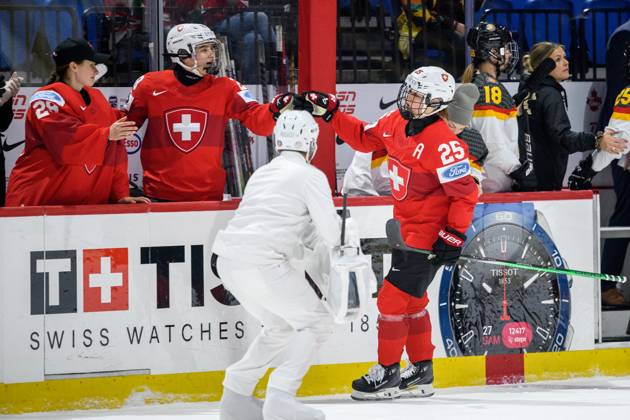 240413 Alina Muller of Switzerland celebrates scoring 1-0 during the 2024 IIHF Women s World Championship, WM, Weltmeisterschaft placement game between Switzerland and Germany on April 13, 2024 in Utica. Photo: Aron Broman BILDBYRAN COP 341 AM0049 ishockey Ice hockey, Eishockey vm dam 2024 iihf womens world championship dam vm ishockey vm kval qualifying round qualification placement game switzerland schweiz tyskland women germany bbeng jubel Copyright: ARONxBROMAN BB240413AM002