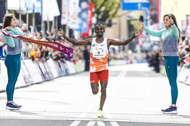 Bilder des Jahres 2024, Sport 04 April Sport Themen der Woche KW15 Sport Bilder des Tages ROTTERDAM - Abdi Nageeye (NED) wins the 43rd edition of the NN Marathon Rotterdam on April 14, 2024 in Rotterdam, the Netherlands. ANP IRIS VAN DEN BROEK NN Rotterdam Marathon 2024 xVIxANPxSportx xxANPxIVx 495988533 originalFilename: 495988533.jpg