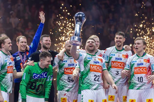 Bilder des Jahres 2024, Sport 04 April Sport Themen der Woche KW15 Sport Bilder des Tages Handball I Herren I DHB-Pokal I Saison 2023-2024 I Finale I SC Magdeburg - MT Melsungen I 14.04.2024 Lukas Mertens (22, SC Magdeburg) mit Pokal Köln Lanxess Arena NRW Deutschland Copyright: xLobeca PatrickxSuephkex