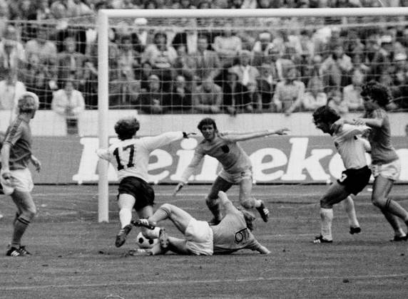 Fussball-Weltmeisterschaft 1974 Finale: Deutschland - Niederlande (2:1) 7.7.1974 in Muenchen. Wim jansen (6 Holland) bringt Bernd Hoelzenbein im Strafraum zu Fall. Elfmeter!