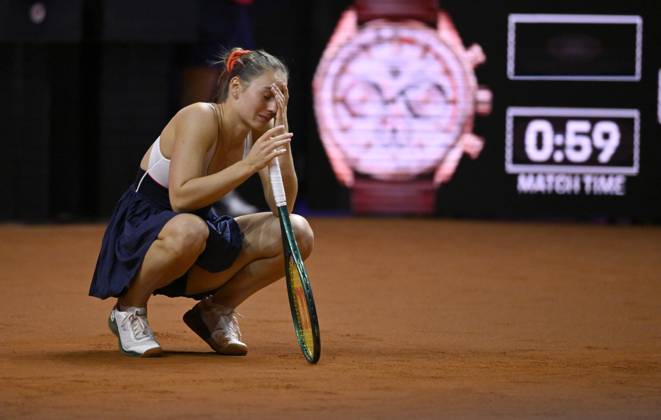 Bilder des Jahres 2024, Sport 04 April Sport Themen der Woche KW16 Sport Bilder des Tages Marta Kostyuk (UKR) enttaeuscht Gestik Geste Tennis Damen Porsche-Cup Porsche Tennis Grand Prix GP Stuttgart 2024 Porsche Arena 21.04.2024 DFL REGULATIONS PROHIBIT ANY USE OF PHOTOGRAPHS AS IMAGE SEQUENCES AND OR QUASI-VIDEO Porsche Tennis Grand Prix GP Stuttgart 2024
