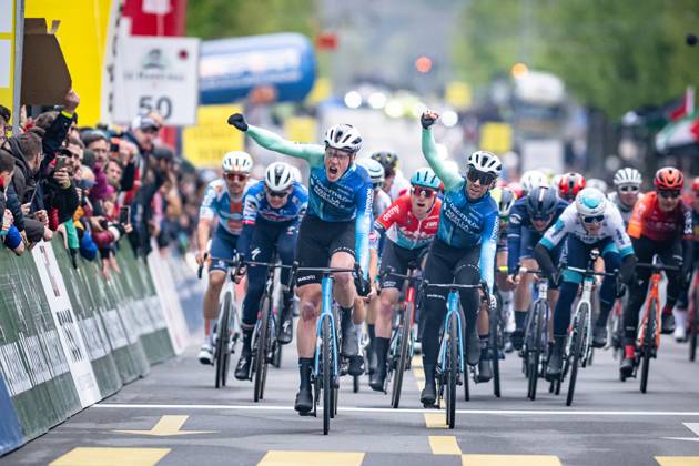 Bilder des Jahres 2024, Sport 04 April Sport Themen der Woche KW17 Sport Bilder des Tages GODON Dorian, VENDRAME Andrea: Tour de Romandie 1. Stage GODON Dorian ( FRA ) Winner - First Place - VENDRAME Andrea ( ITA ) - Second Place - DECATHLON AG2R LA MONDIALE TEAM ( DAT ) - FRA Querformat - quer - horizontal - Landscape - Event Veranstaltung: Tour de Romandie - Elite Men 1. Stage - Category Kategorie: Cycling - Road cycling, Rad, Radsport, Strasse - Cycling Tour - Elite Men - 2.UWT - Location Ort: Europe Switzerland - Start: ChÃ¢teau dÂ Oex - Finish: Fribourg - Discipline: Road Race ( RR ) - Cycling Tour - Distance: 165,7 km - Date Datum: 24.04.2024 Wednesday -