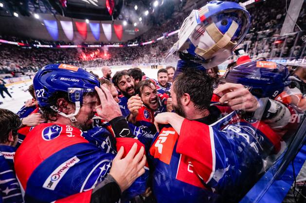 Bilder des Jahres 2024, Sport 04 April Sport Bilder des Tages 30.04.2024, Zürich, Swiss Life Arena, NL Final: ZSC Lions - Lausanne HC, ZSC Lions are Swiss Champion 2024. 10 Sven Andrighetto (ZSC), 91 Denis Hollenstein (ZSC), 30 goalkeeper Simon Hrubec (ZSC) Zürich Swiss Life Arena Zürich Switzerland Copyright: xJustPictures.ch JarixPestelaccix
