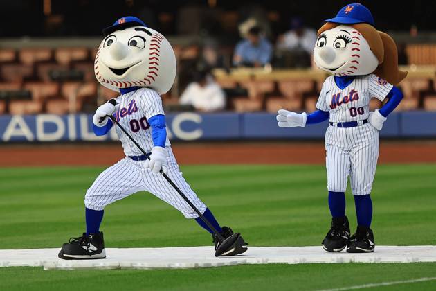 MLB, Baseball Herren, USA Chicago Cubs Vs New York Mets Mr. Met and Mrs. Met are entertaining fans before the baseball game between the Chicago Cubs and the New York Mets at Citi Field in New York City, NY, on April 30, 2024. New York City N.Y. United States  Copyright: xGordonxDonovanx originalFilename:donovan-chicagoc240430_npblK.jpg