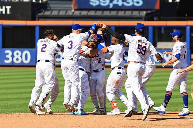MLB, Baseball Herren, USA Chicago Cubs Vs New York Mets Francisco Lindor 12 of the New York Mets is being mobbed by his teammates after hitting a game-winning double during the eleventh inning of the baseball game against the Chicago Cubs at Citi Field in New York City, N.Y., on May 2, 2024. The Mets are winning 7-6. New York City N.Y. United States  Copyright: xGordonxDonovanx originalFilename:donovan-chicagoc240502_npWXT.jpg