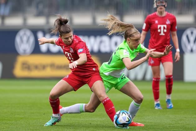 v.li.: Martyna Wiankowska (1. FC Köln, 26) und Vivien Endemann (VfL Wolfsburg, 25) im Zweikampf, Duell, Dynamik, Aktion, Action, Spielszene, DIE DFB-RICHTLINIEN UNTERSAGEN JEGLICHE NUTZUNG VON FOTOS ALS SEQUENZBILDER UND ODER VIDEOÄHNLICHE FOTOSTRECKEN. DFB REGULATIONS PROHIBIT ANY USE OF PHOTOGRAPHS AS IMAGE SEQUENCES AND OR QUASI-VIDEO., 03.05.2024, Wolfsburg (Deutschland), Fussball, Google Pixel Frauen-Bundesliga, VfL Wolfsburg - 1. FC Köln