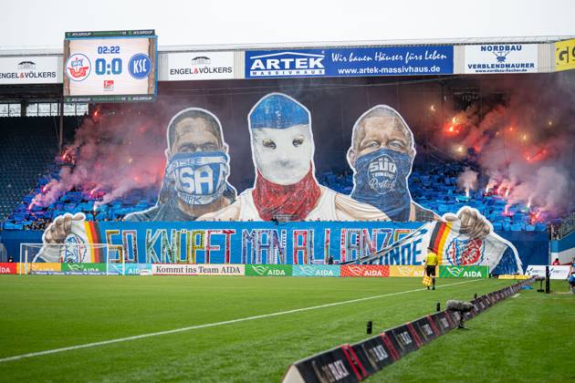 Rostock, Deutschland 04. Mai 2024: 2. BL - 2023 2024 - FC Hansa Rostock vs. Karlsruher SC Im Bild: Choreo auf der Südtribüne Tausend Feinde keine Freunde So knüpft man Allianzen DFL regulations prohibit any use of photographs as image sequences and or quasi-video. Copyright: xFotostandx xVoelkerx