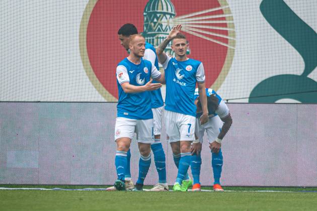 Rostock, Deutschland 04. Mai 2024: 2. BL - 2023 2024 - FC Hansa Rostock vs. Karlsruher SC Im Bild: 1.v.re. Nico Neidhart (Hansa Rostock) jubelt nach seinem Tor zum 1:0 mit seinen Mannschaftskollegen, DFL regulations prohibit any use of photographs as image sequences and or quasi-video. Copyright: xFotostandx xVoelkerx