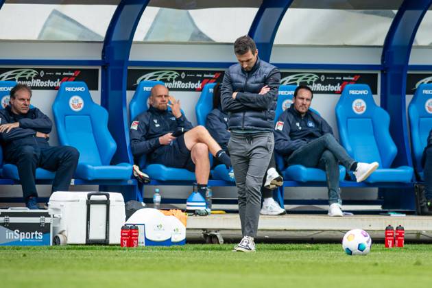 Rostock, Deutschland 04. Mai 2024: 2. BL - 2023 2024 - FC Hansa Rostock vs. Karlsruher SC Im Bild: Trainer Christian Eichner (Karlsruher SC) unzufrieden auf dem Spielfeld. DFL regulations prohibit any use of photographs as image sequences and or quasi-video. Copyright: xFotostandx xVoelkerx