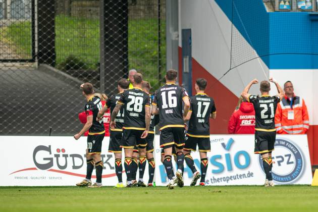 Rostock, Deutschland 04. Mai 2024: 2. BL - 2023 2024 - FC Hansa Rostock vs. Karlsruher SC Im Bild: 1.v.li. Marvin Wanitzek (Karlsruher SC) jubelt nach seinem Tor zum 1:2 mit seinen Mannschaftskollegen, DFL regulations prohibit any use of photographs as image sequences and or quasi-video. Copyright: xFotostandx xVoelkerx