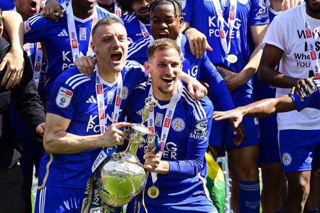 Bilder des Jahres 2024, Sport 05 Mai Sport Themen der Woche KW18 Fußball, Leicester City feiert Titelgewinn in der Championship und Aufstieg in die Premier League Leicester City v Blackburn Rovers , Leicester UK - 4 May 2024 Champions of the championship celebrations by Jamie Vardy of Leicester City and Marc Albrighton of Leicester City after the Sky Bet Championship Match between Leicester City and Blackburn Rovers at the King Power Stadium ,Leicester on 4 May 2024 Leicester King Power Stadium Leicestershire GBR Copyright: xGeorgexWass PPAUKx PPA-113042
