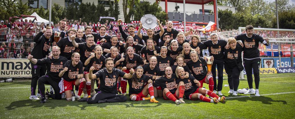 Bilder des Jahres 2024, Sport 05 Mai Sport Themen der Woche KW18 Sport Bilder des Tages Google Pixel Frauen-Bundesliga; Bayer 04 Leverkusen vs. FC Bayern München, 04.05.2024 FC Bayern München Teamfoto des neuen deutschen Meisters nach dem Spiel; Bayer 04 Leverkusen vs. FC Bayern München an Spieltag 20 der Google Pixel Frauen-Bundesliga am 04.05.2024 im Ulrich-Haberland-Stadion in Leverkusen (Nordrhein-Westfalen). DFL REGULATIONS PROHIBIT ANY USE OF PHOTOGRAPHS AS IMAGE SEQUENCES AND OR QUASI-VIDEO. Copyright: xBEAUTIFULxSPORTS AxelxKohringx