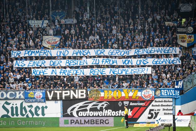 Rostock, Deutschland 04. Mai 2024: 2. BL - 2023 2024 - FC Hansa Rostock vs. Karlsruher SC Im Bild: Banner Für Pommern und Hansa vor Gericht reingehauen, als einer der besten zu früh von uns gegangen, ruhe in frieden rene neumeister DFL regulations prohibit any use of photographs as image sequences and or quasi-video. Copyright: xFotostandx xVoelkerx