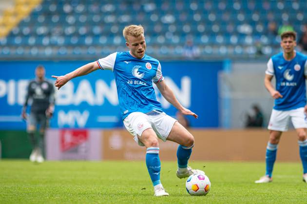 Rostock, Deutschland 04. Mai 2024: 2. BL - 2023 2024 - FC Hansa Rostock vs. Karlsruher SC Im Bild: Simon Rhein (Hansa Rostock) DFL regulations prohibit any use of photographs as image sequences and or quasi-video. Copyright: xFotostandx xVoelkerx