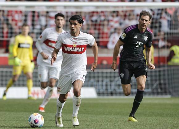 04.05.2024, 1. Bundesliga, Spieltag, VfB Stuttgart vs FC Bayern, Mercedes Benz Arena Stuttgart, Fussball, im Bild: Mahmoud Dahoud (VfB Stuttgart) vorbei an Leon Goretzka (FC Bayern Muenchen)