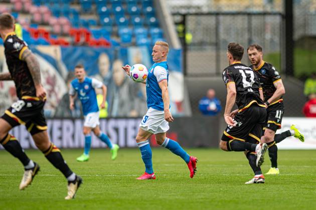 Rostock, Deutschland 04. Mai 2024: 2. BL - 2023 2024 - FC Hansa Rostock vs. Karlsruher SC Im Bild: 2.v.li. Kai Pröger Proeger (Hansa Rostock) DFL regulations prohibit any use of photographs as image sequences and or quasi-video. Copyright: xFotostandx xVoelkerx