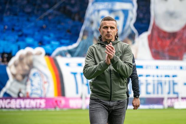 Rostock, Deutschland 04. Mai 2024: 2. BL - 2023 2024 - FC Hansa Rostock vs. Karlsruher SC Im Bild: Trainer Mersad Selimbegovic (Hansa Rostock) klatscht in die Hände DFL regulations prohibit any use of photographs as image sequences and or quasi-video. Copyright: xFotostandx xVoelkerx