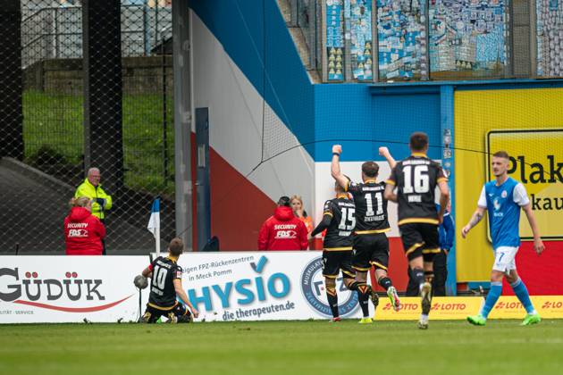 Rostock, Deutschland 04. Mai 2024: 2. BL - 2023 2024 - FC Hansa Rostock vs. Karlsruher SC Im Bild: 1.v.li. Marvin Wanitzek (Karlsruher SC) jubelt nach seinem Tor zum 1:2 1.v.re. Nico Neidhart (Hansa Rostock) unzufrieden auf dem Spielfeld. DFL regulations prohibit any use of photographs as image sequences and or quasi-video. Copyright: xFotostandx xVoelkerx