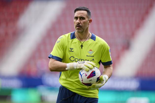 CA Osasuna v Real Betis Balompie - LaLiga EA Sports Claudio Bravo of Real Betis Balompie looks on prior to the LaLiga EA Sports match between CA Osasuna and Real Betis Balompie at El Sadar on May 5, 2024, in Pamplona, Spain. Pamplona El Sadar Navarra Spain RL_OSAvBET_00005 Copyright: xRicardoxLarreinax