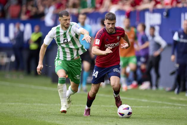 CA Osasuna v Real Betis Balompie - LaLiga EA Sports Guido Rodriguez of Real Betis Balompie competes for the ball with Iker Munoz of CA Osasuna during the LaLiga EA Sports match between CA Osasuna and Real Betis Balompie at El Sadar on May 5, 2024, in Pamplona, Spain. Pamplona El Sadar Navarra Spain RL_OSAvBET_00108 Copyright: xRicardoxLarreinax