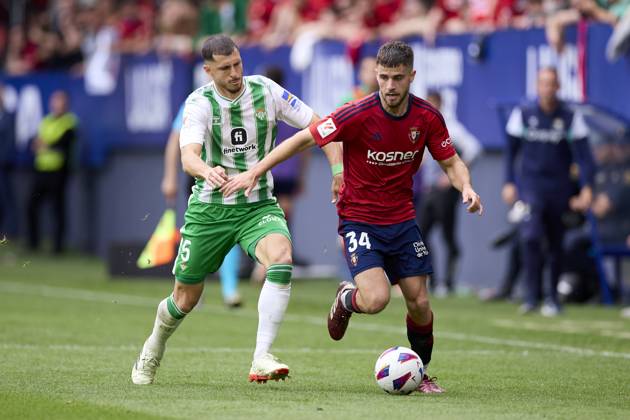 CA Osasuna v Real Betis Balompie - LaLiga EA Sports Guido Rodriguez of Real Betis Balompie competes for the ball with Iker Munoz of CA Osasuna during the LaLiga EA Sports match between CA Osasuna and Real Betis Balompie at El Sadar on May 5, 2024, in Pamplona, Spain. Pamplona El Sadar Navarra Spain RL_OSAvBET_00110 Copyright: xRicardoxLarreinax