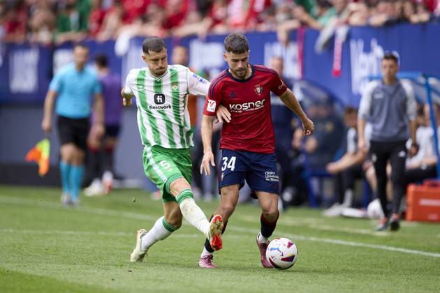 CA Osasuna v Real Betis Balompie - LaLiga EA Sports Guido Rodriguez of Real Betis Balompie competes for the ball with Iker Munoz of CA Osasuna during the LaLiga EA Sports match between CA Osasuna and Real Betis Balompie at El Sadar on May 5, 2024, in Pamplona, Spain. Pamplona El Sadar Navarra Spain RL_OSAvBET_00111 Copyright: xRicardoxLarreinax