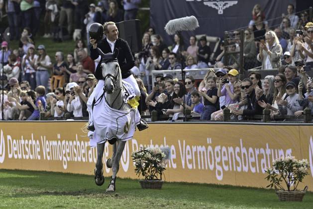 Bilder des Jahres 2024, Sport 05 Mai Sport Themen der Woche KW19 Sport Bilder des Tages GER; Deutsches Spring- und Dressur-Derby, CSI5* Preis der Deutschen Vermoegensveratung AG-DVAG 09.05.2024, GER; Kleinflottbek, Deutsches Spring- und Dressur-Derby, CSI5* Preis der Deutschen Vermoegensveratung AG-DVAG, im Bild Sieger David Will (GER) auf My Prins van Dorperheide auf der Ehrenrunde