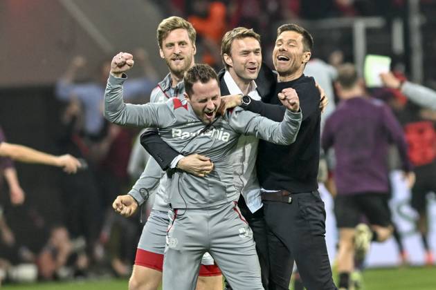 Bilder des Jahres 2024, Sport 05 Mai Sport Themen der Woche KW19 Sport Bilder des Tages Xabi Alonso (Bayer Leverkusen) und Simon Rolfes jubeln nach den Tor zum 2:2, Torschütze Josip Stanisic ( 2, Bayer Leverkusen) 09.05.2024 Fussball Europa League, Bayer Leverkusen vs AS Rom, BayArena, Leverkusen, NRW Germany